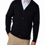 Nam nhân viên mặc Cardigan đen không có chi tiết đắp vai.