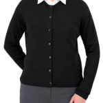 Nữ nhân viên mặc áo len Cardigan cài nút màu đen.