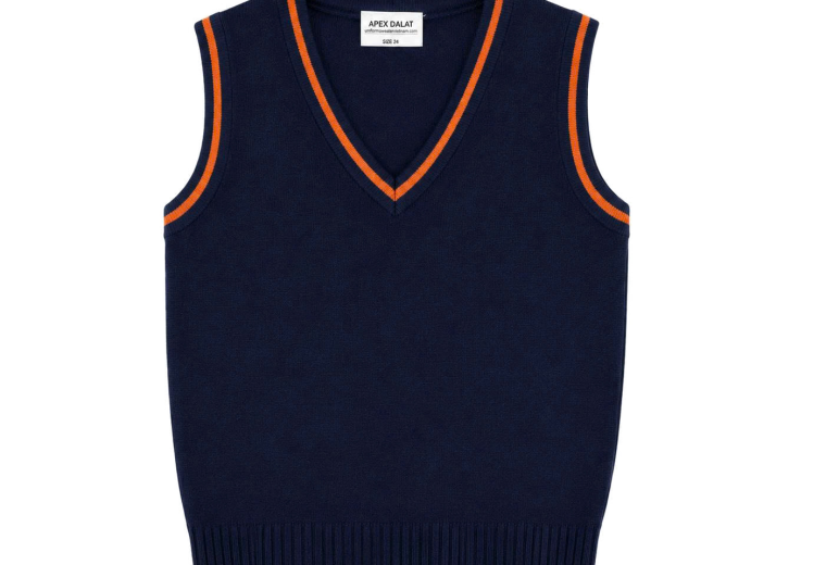 Áo len Gile cổ V màu xanh navy, viền cam, mặt trước.
