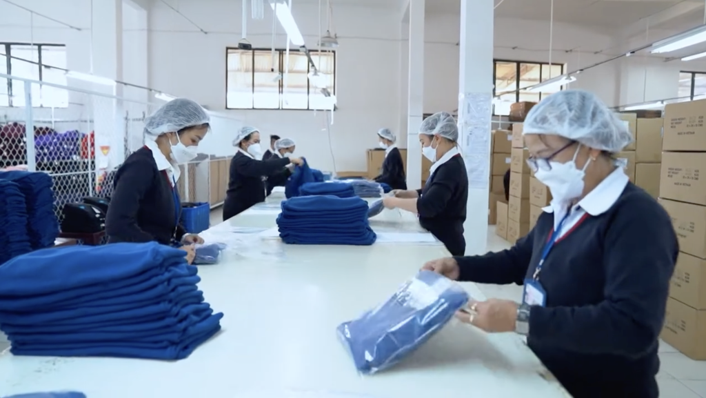 Công nhân Apex hoàn thiện và đóng gói áo len
