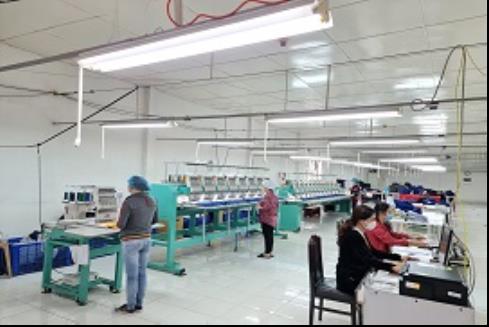 Khu vực máy dệt tự động trong nhà máy Apex Đà Lạt.