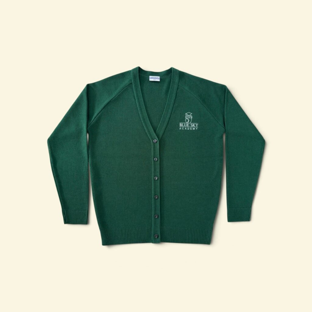 Áo cardigan len xanh lá cài nút, thêu logo ngực