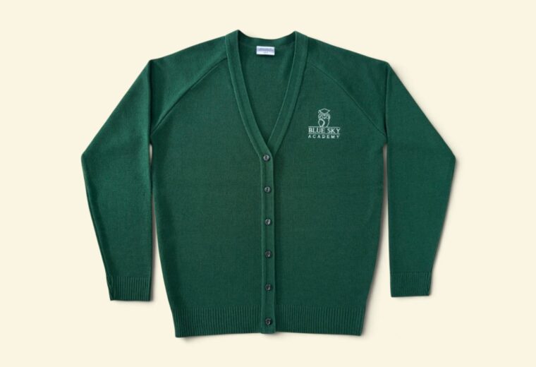Áo cardigan len xanh lá cài nút, thêu logo ngực