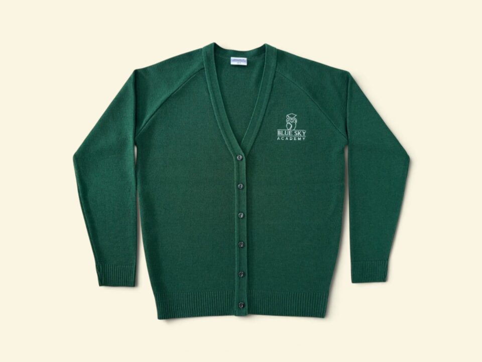 Áo cardigan len xanh lá cài nút, thêu logo ngực