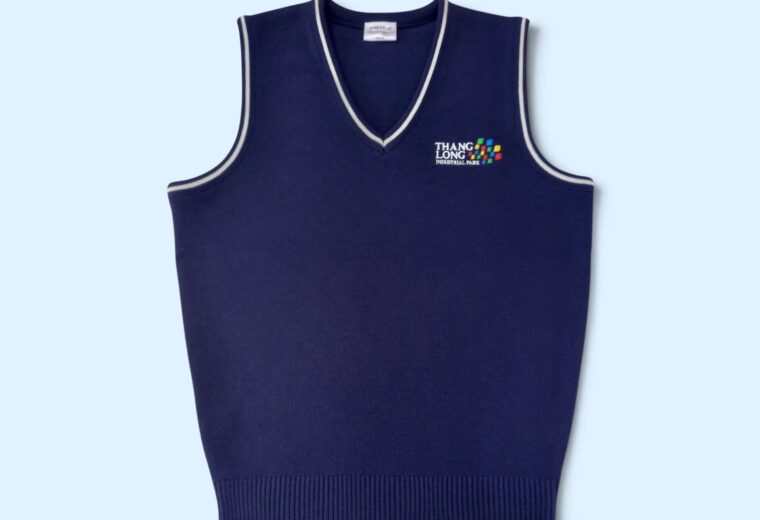 Áo gile len xanh navy viền trắng, thêu logo ngực