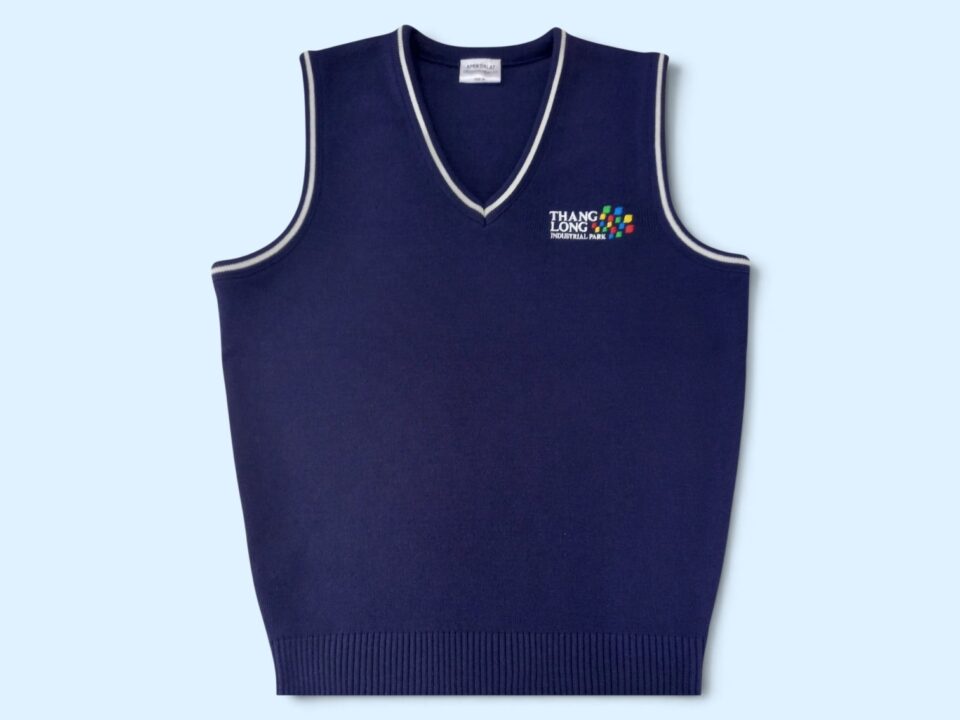 Áo gile len xanh navy viền trắng, thêu logo ngực