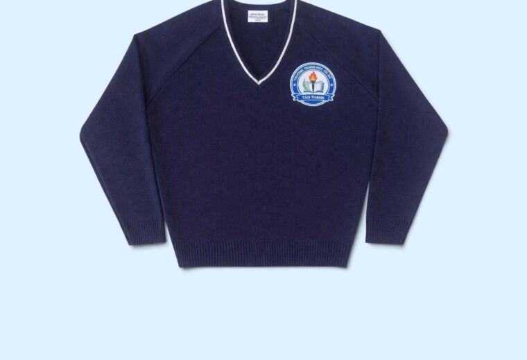 Áo len xanh navy tay dài cổ chữ V, thêu logo trường