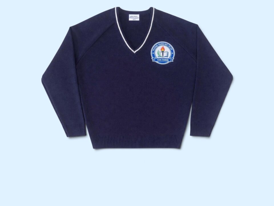 Áo len xanh navy tay dài cổ chữ V, thêu logo trường